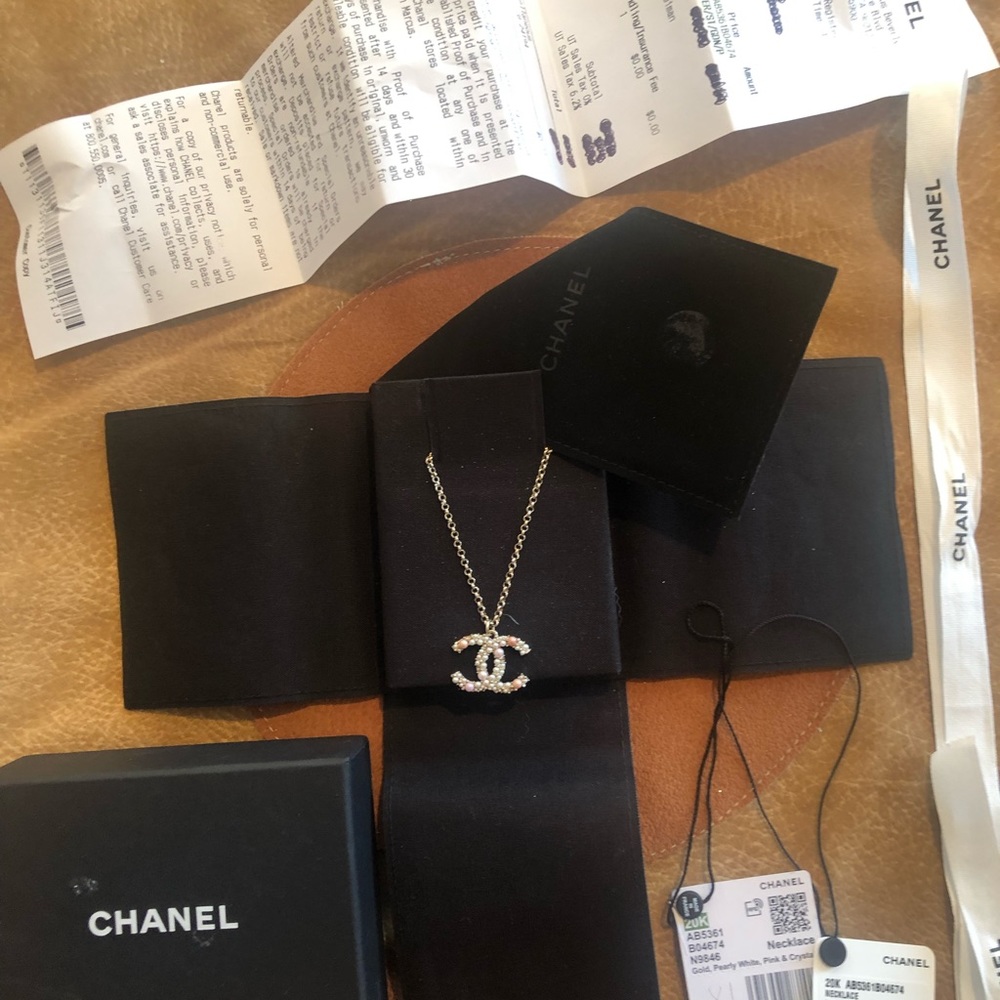 AUTHENTIC CHANEL necklace.  Season:20K